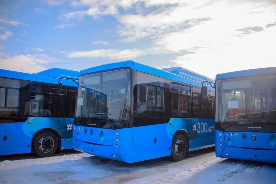 В Новокузнецке неизвестные обстреляли автобус. Фото: АПК.