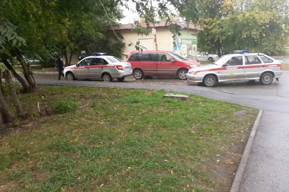 В Новосибирске силовики оцепили детский сад.