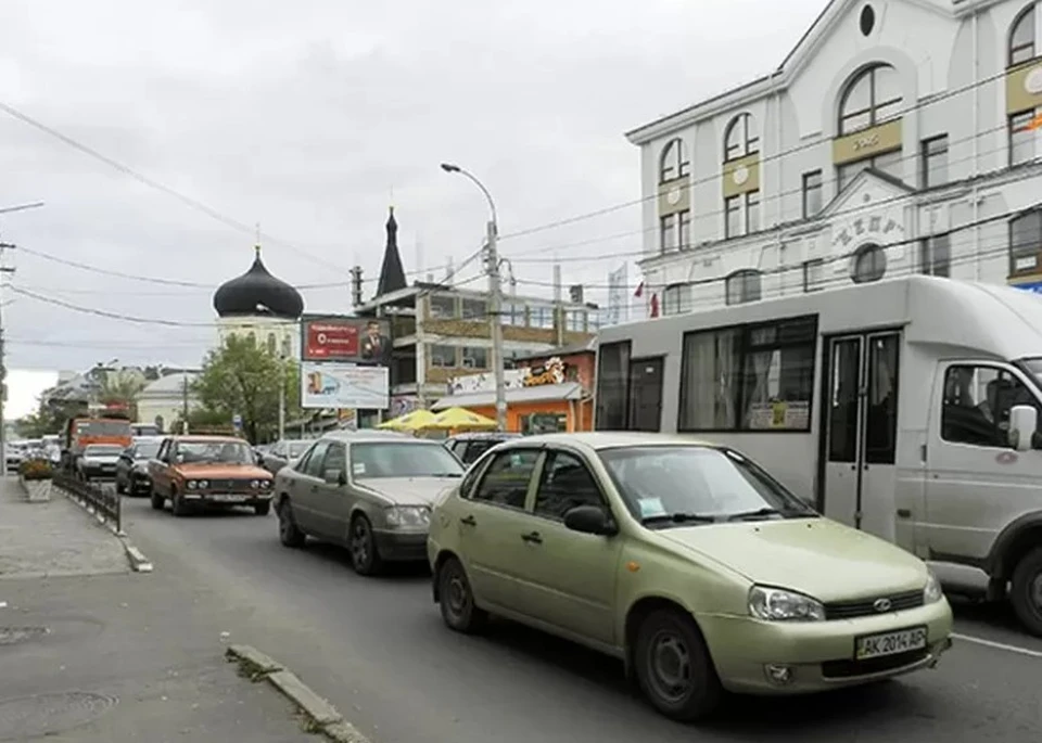 Большинство улиц крымской столицы не рассчитаны на современный автомобильный трафик