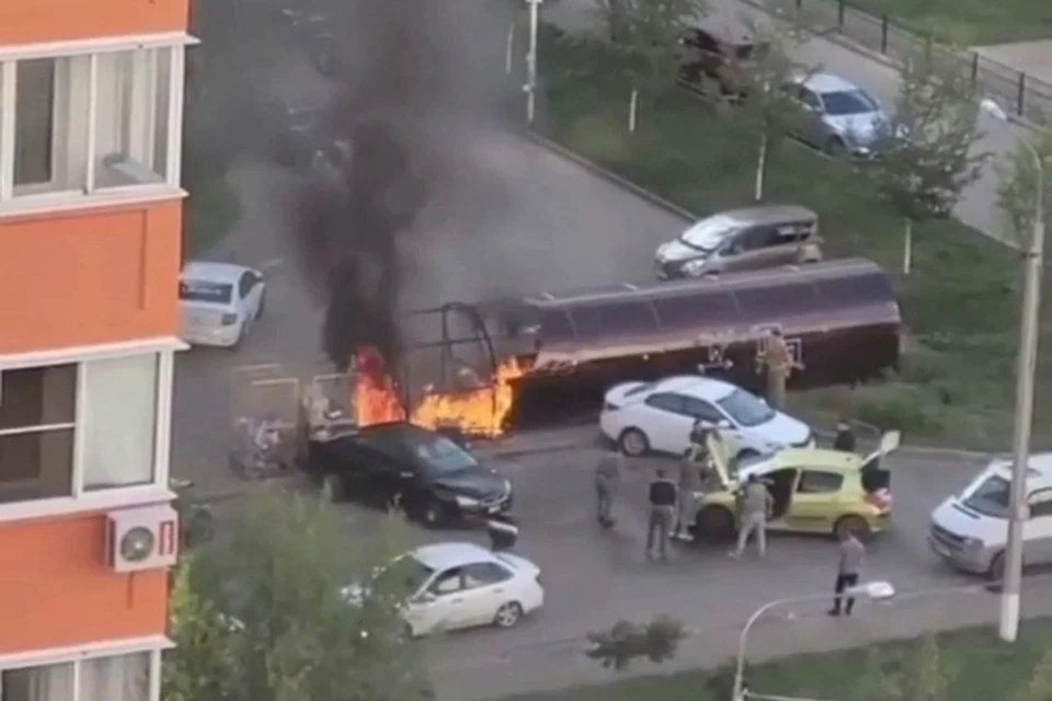 Оба раз от огня пострадали припаркованные рядом автомобили. Фото: стоп-кадр из видео.