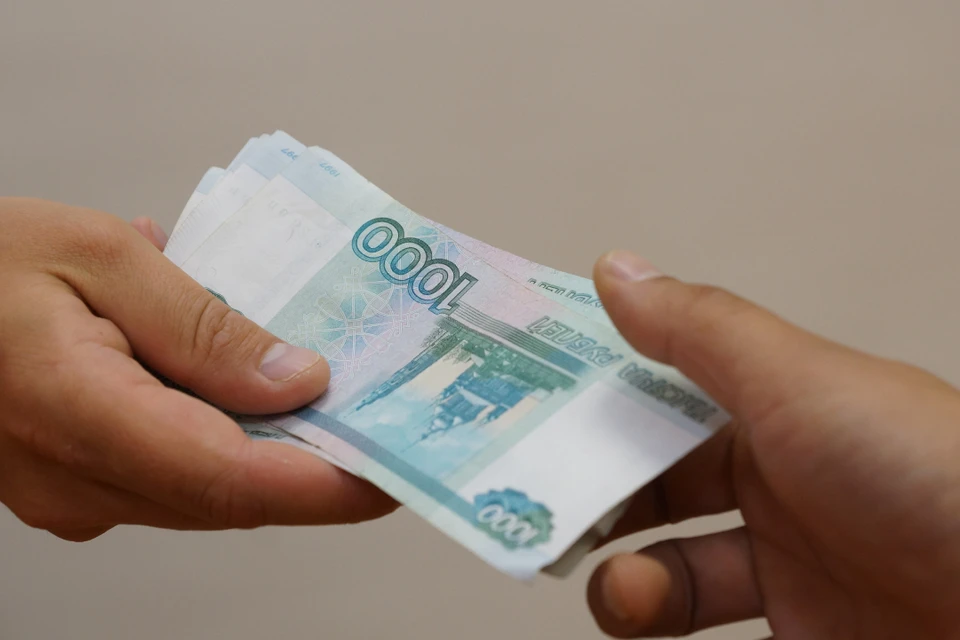 Двух сотрудников министерства имущественных отношений Иркутской области подозревают в получении взяток почти на 17 миллионов рублей