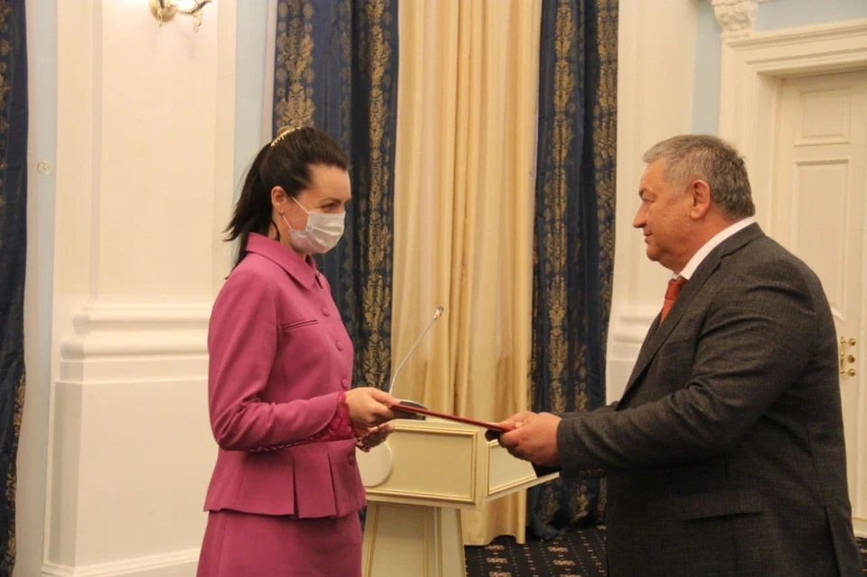 Оксана Фадина получила удостоверение депутата Госдумы. Фото: Владимир Казионов