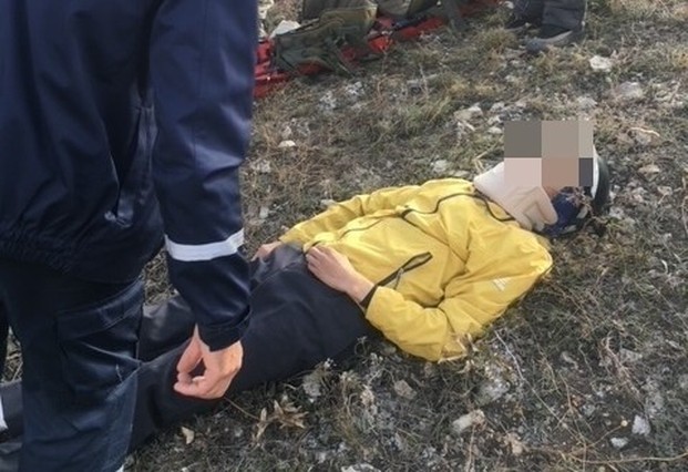 Двое парапланеристов не справились с управлением летательных аппаратов, упали и получили травмы. Фото: пресс-служба МЧС по РК