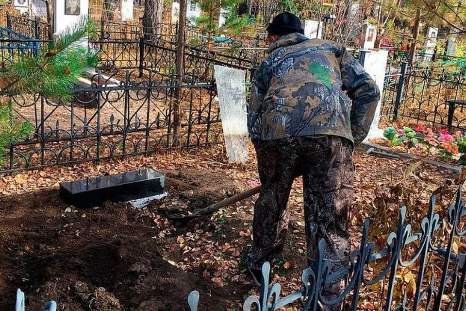 Рядом рыли ямы под место захоронения для безродных