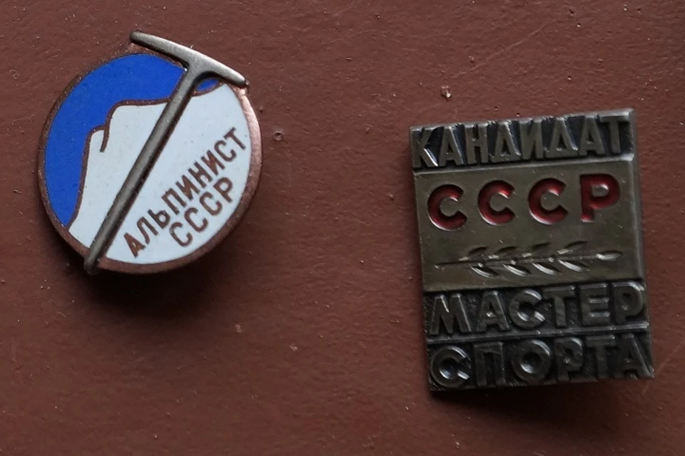 Советский человек был окружен значками так же, как его потомок магнитами на холодильник.
