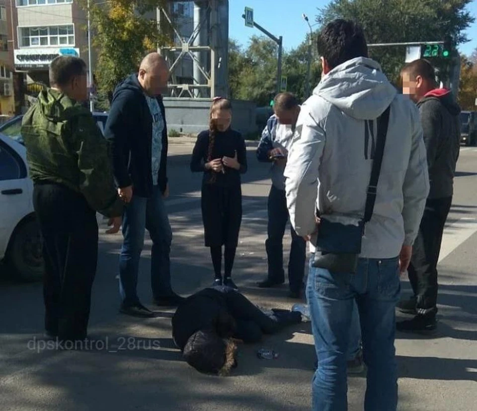 Благовещенка переходила дорогу по пешеходному переходу Фото: @dpskontrol_28rus