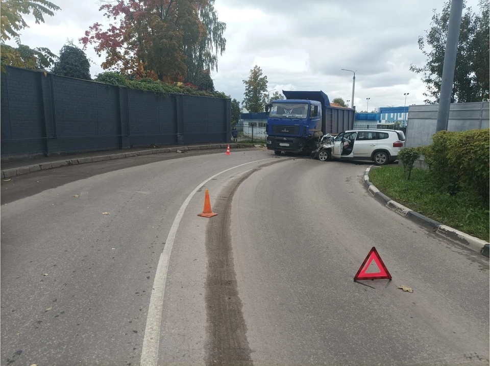 Травмы получили пожилые водитель и пассажир легковушки