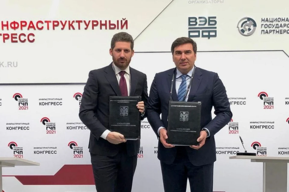 Подписи под документом поставили министр здравоохранения Новосибирской области Константин Хальзов и председатель совета директоров инвестиционно-строительного холдинга К1 Дмитрий Колосов. Фото: Правительство Новосибирской области