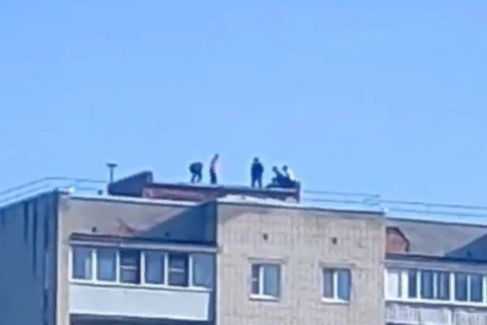 Школьники залезли на крышу. Фото: группа "Рыбинск. ДТП. ЧП"