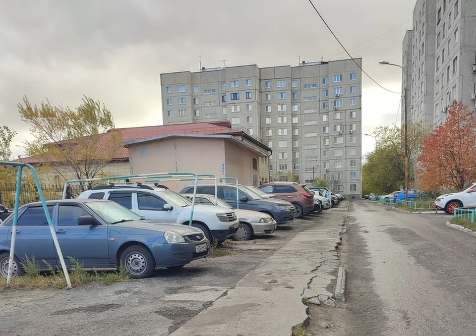 В Тюмени жильцы дома №33 по улице Воровского жалуются на отсутствие парковки. Фото - Елена Голубицкая.