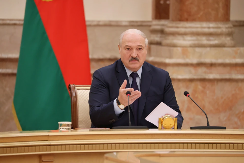 Президент Белоруссии Александр Лукашенко - американским журналистам: "Вы говорите, что мы кормим людей наркотиками? Факты на стол. Будут такие факты — я буду нести ответственность... "