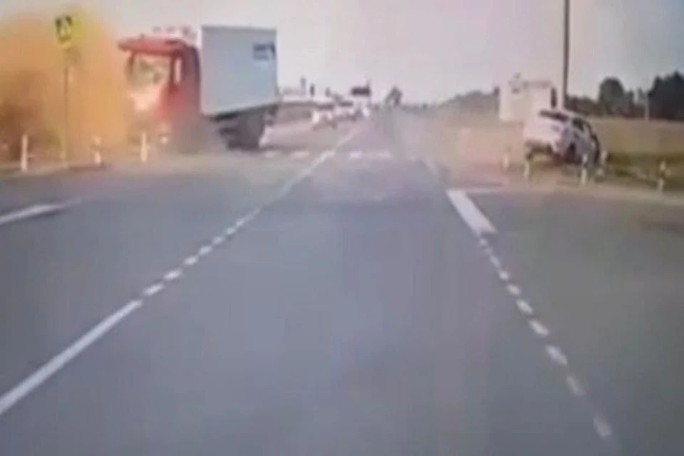 Четыре человека пострадали в массовой аварии. Фото: стоп-кадр из видео
