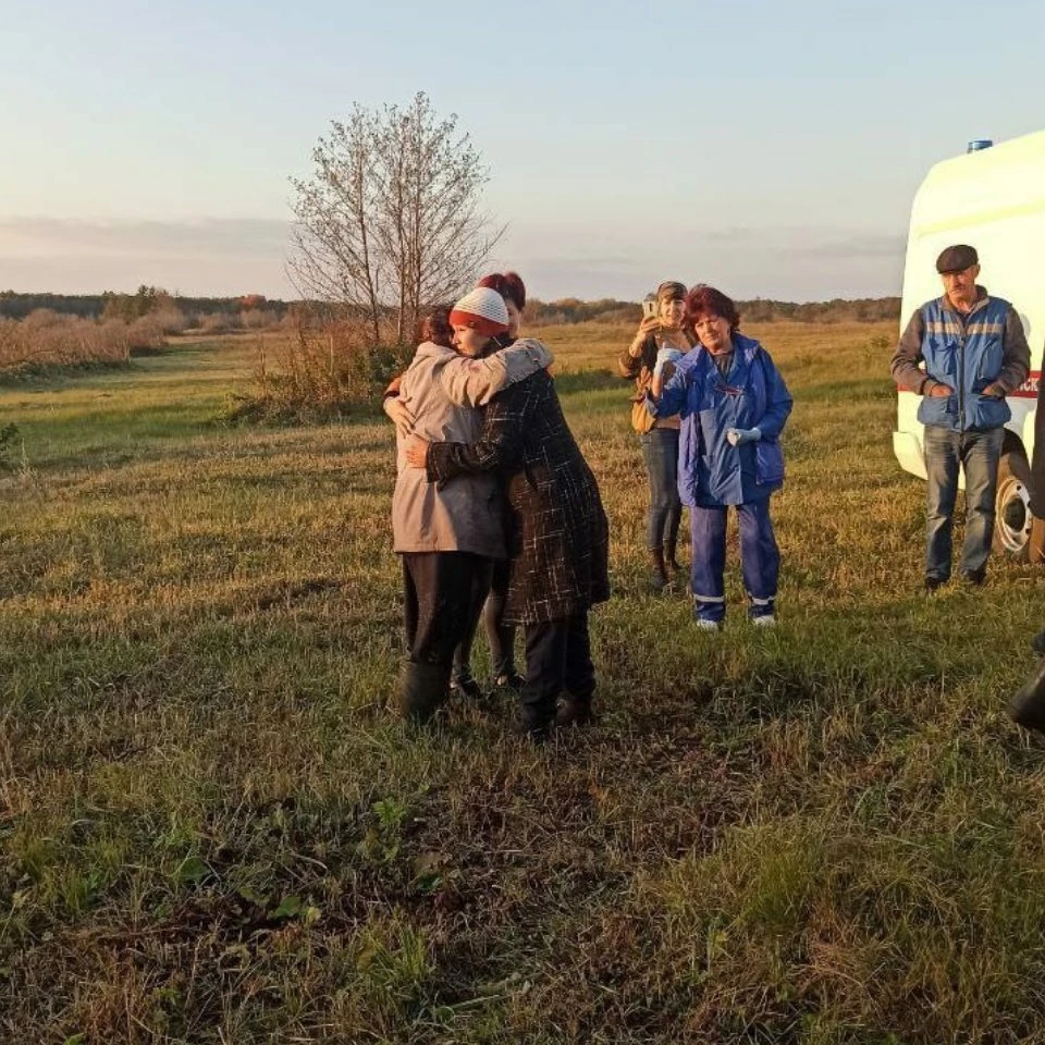 Пожилая женщина не могла пробраться через болото