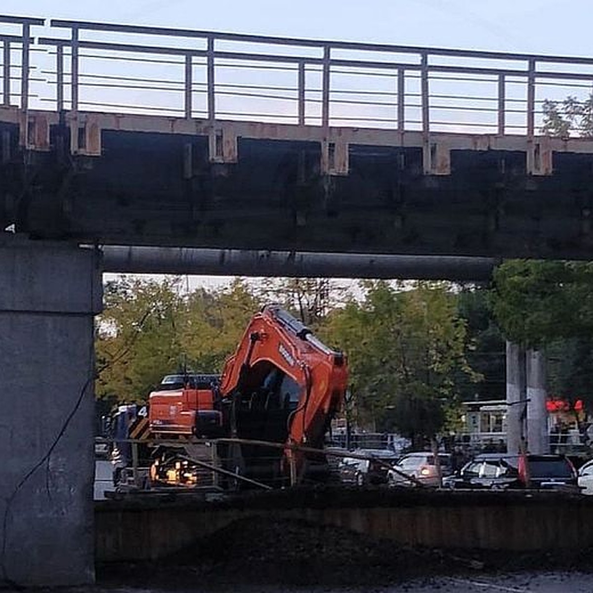 Во Владивостоке часть железнодорожного моста рухнула на дорогу - KP.RU