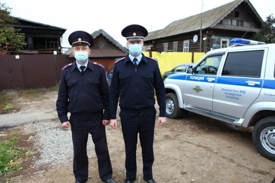 Полицейские первыми оказались на месте пожара. Фото: МВД по УР