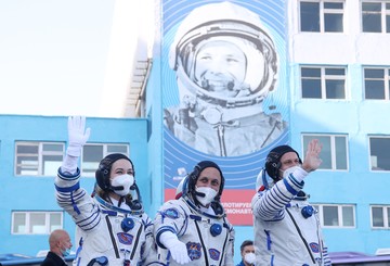 Космонавт Роскосмоса Антон Шкаплеров (в центре), съемочная группа космической драмы 