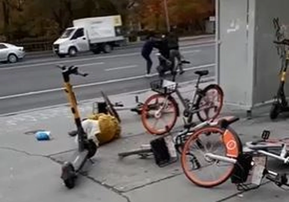 В Тюмени пранкеры «ограбили» старушку на остановке. Скриншот из видео.