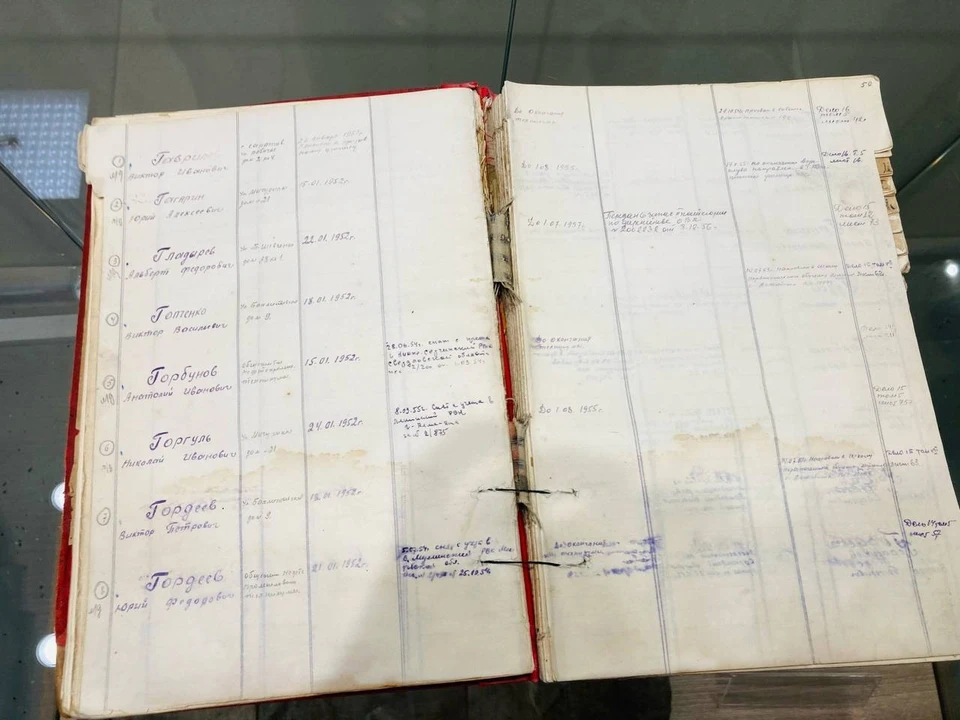Среди экспонатов – дневник с записями первого космонавта. Фото: «Проспект Культуры»