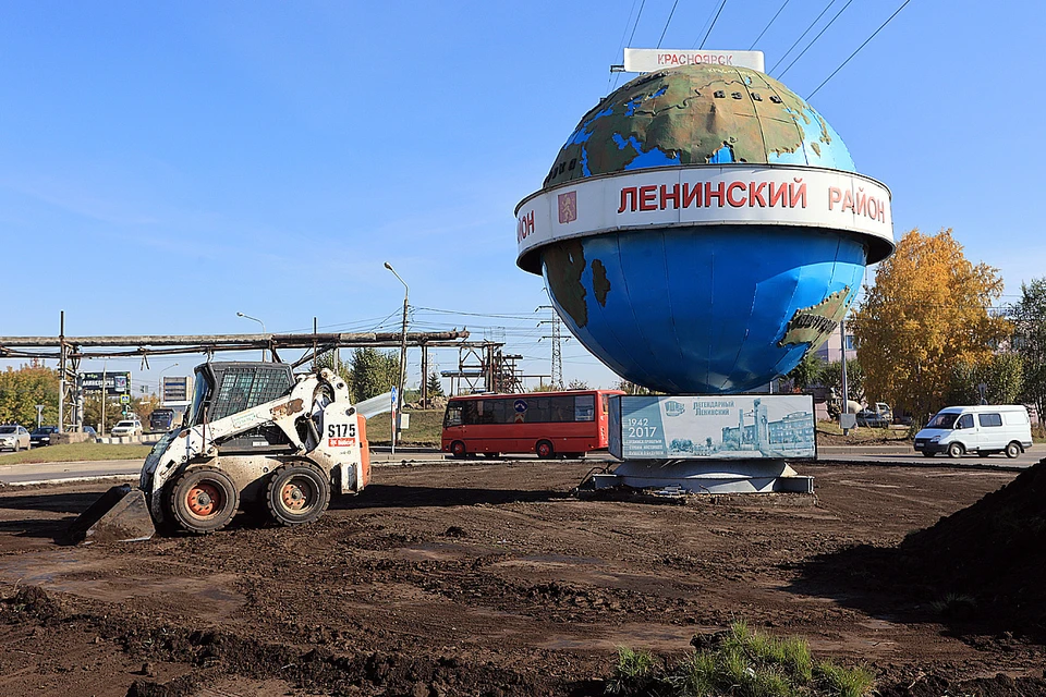 В Красноярске благоустраивают кольцевую развязку на «Глобусе». Фото: пресс-служба администрации города