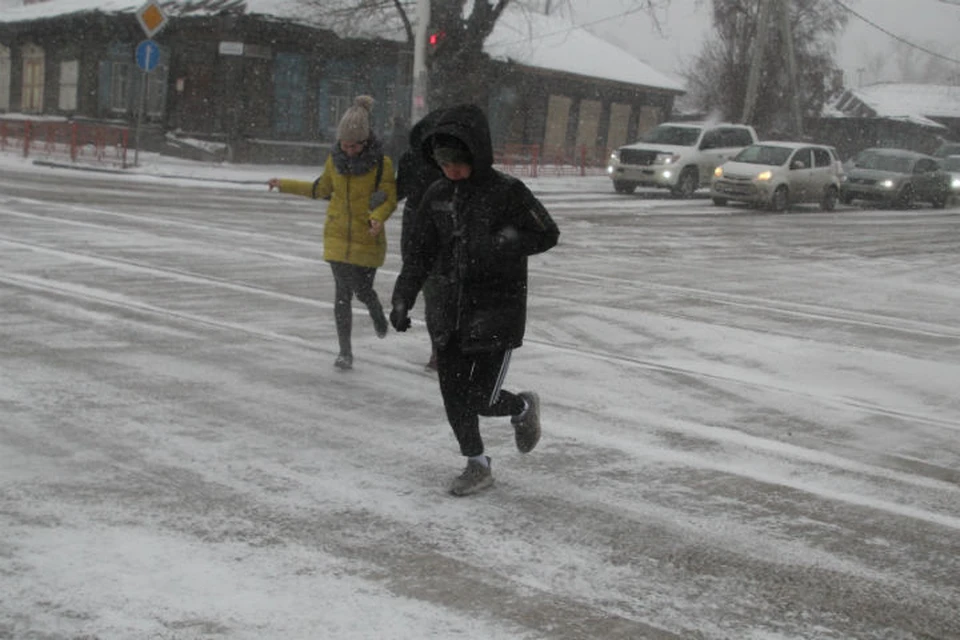 МЧС Иркутской области предупреждает жителей региона о мокром снеге и гололедице 8 октября