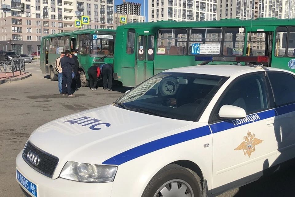 Следом за маршрутками ехали машины, которые также фиксировали нарушения. Фото: отделение пропаганды ГИБДД по Екатеринбургу