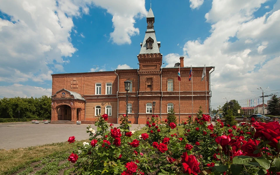 Первый кандидат уже принес часть документов в конкурсную комиссию.