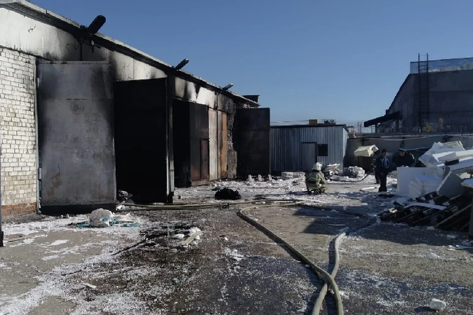 Причина возникновения пожара устанавливается.