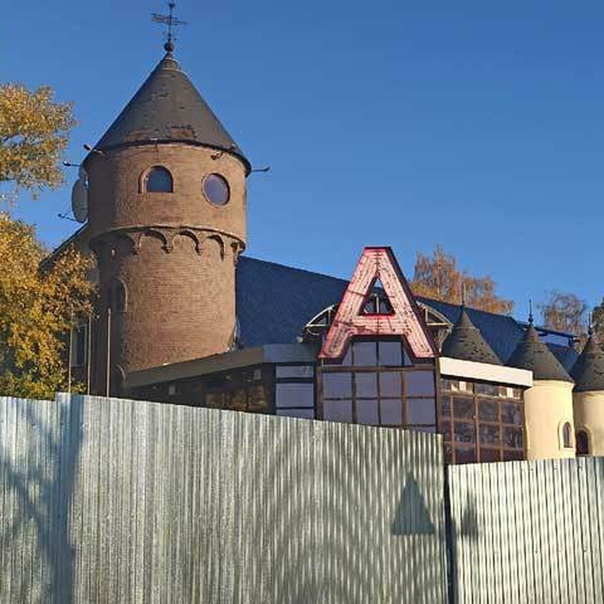 Никаких больше вечеринок! В Уфе спрятали за забор легендарный клуб «А-Кафе»  - что появится на его месте - KP.RU