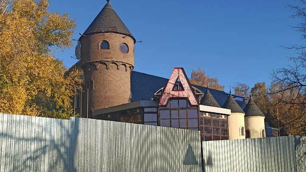 Никаких больше вечеринок! В Уфе спрятали за забор легендарный клуб «А-Кафе»  - что появится на его месте - KP.RU