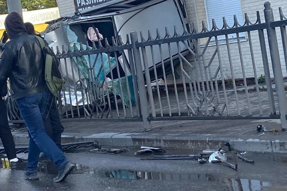 Внедорожник на полной скорости влетел в жилой дом на улице Шевчука. Фото: @vash_komissar27
