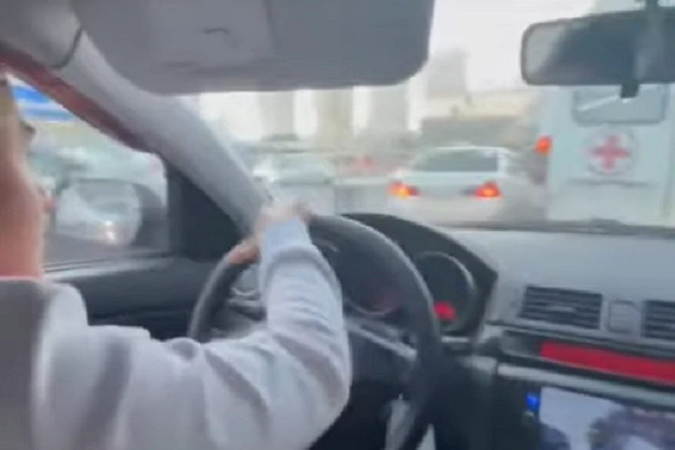 Видео, как Земфира Алиева едет за «скорой», появилось в ее TikTok-аккаунте. Фото: кадр из видео.