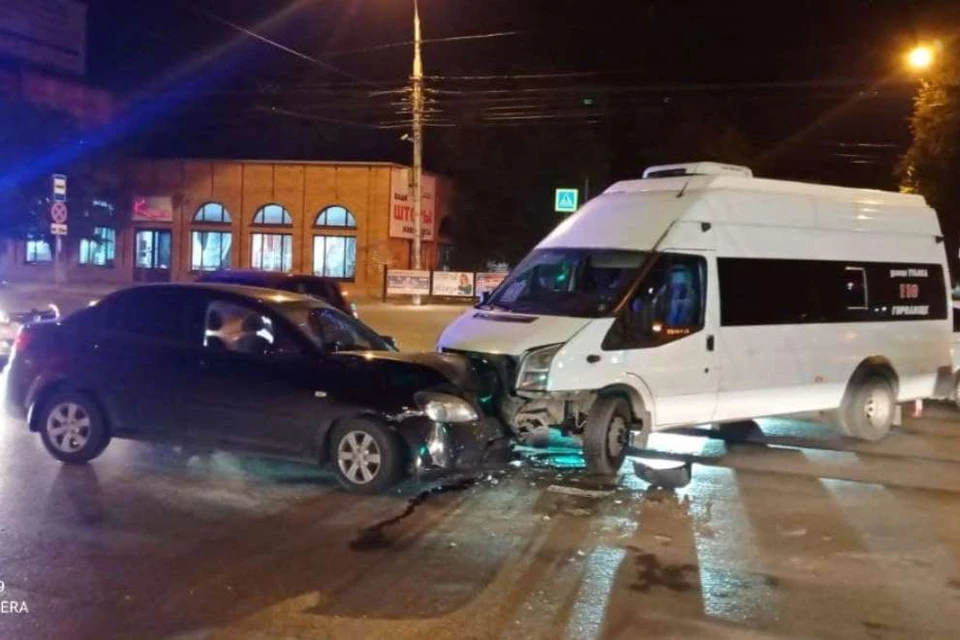 Очевидцы аварии остановили проезжавшую мимо скорую помощь.