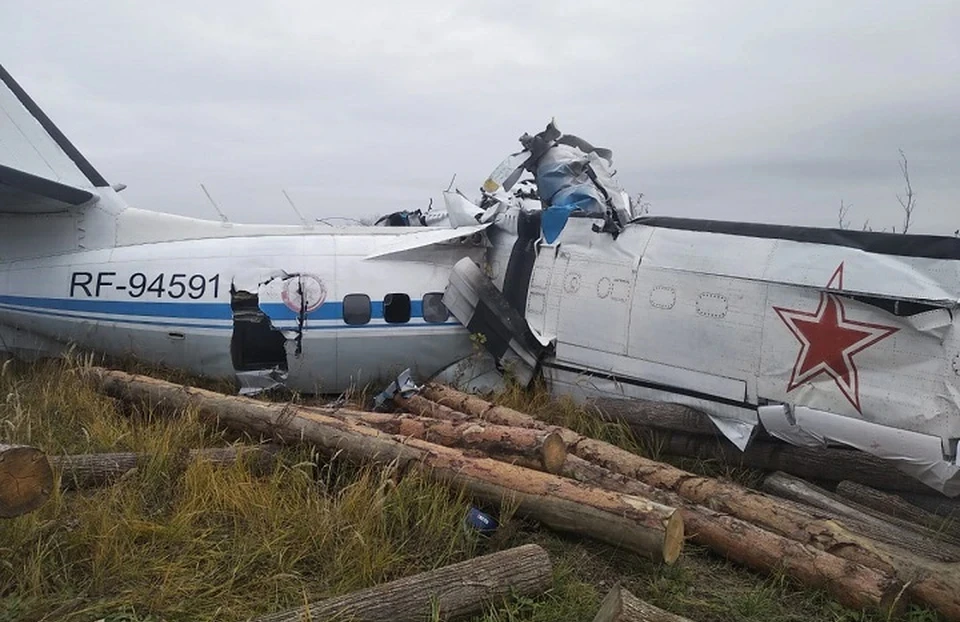 Утром 10 октября под Мензелинском в Татарстане потерпел крушение легкомоторный самолет с парашютистами на борту. Самолет разломился пополам, 16 человек погибли…
