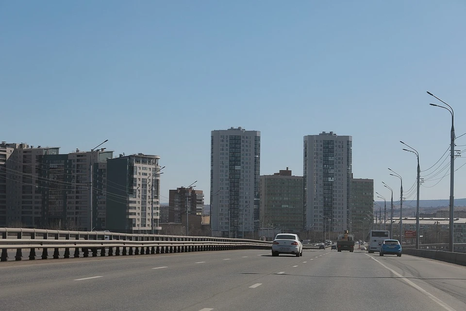 В Красноярске спасатели сняли мужчину с Октябрьского моста