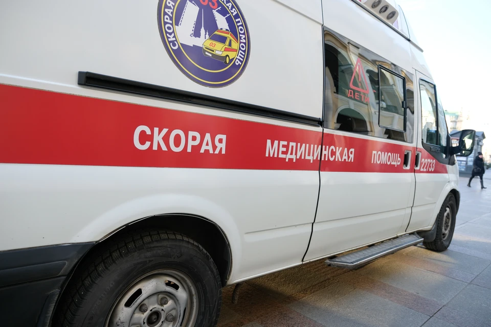 Вспышка ОРВИ могла стать причиной очередей из машин скорой помощи у детской больницы.
