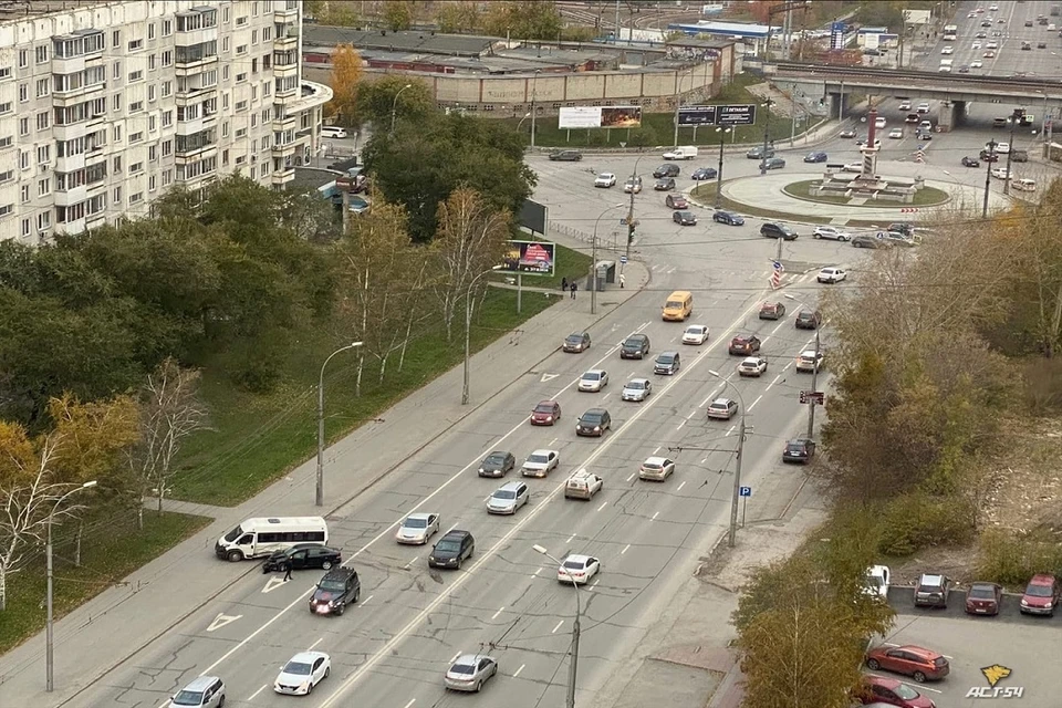 В Новосибирске микроавтобус вылетел на тротуар. Фото: "АСТ-54".