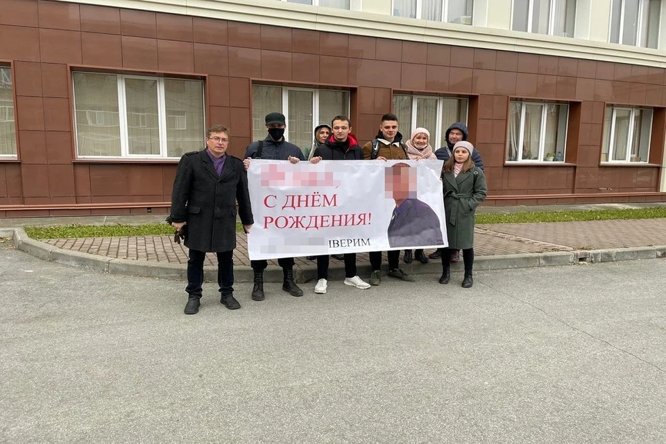 В Новосибирске родители устроили флешмоб в поддержку руководителя патриотического центра, которого отправили в СИЗО за поцелуй с 13-летней девочкой.