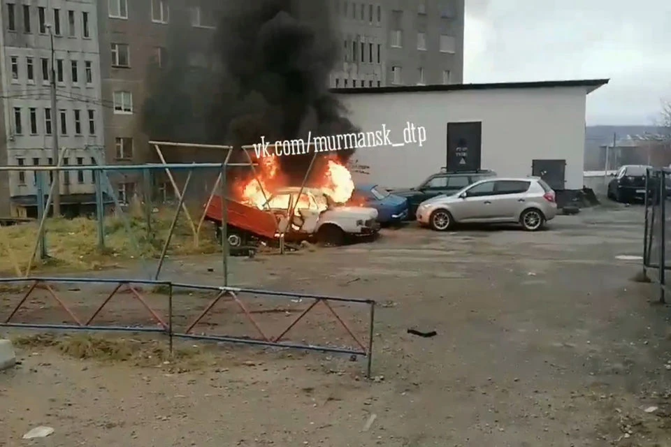 Машина сильно повреждена огнем. Фото: скрин видео