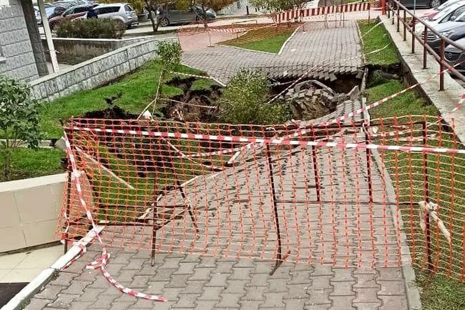 В Центральном районе Новосибирска провалился грунт.