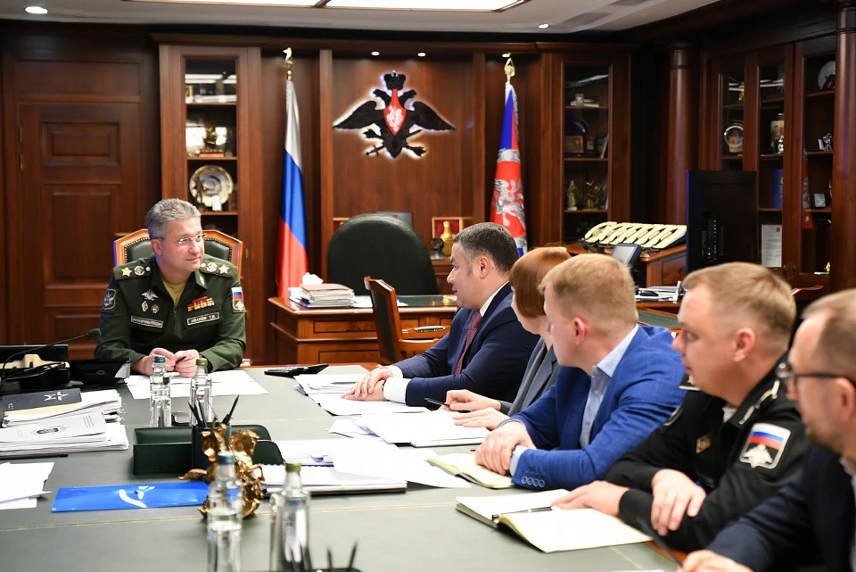 На совещании в Минобороне РФ.
