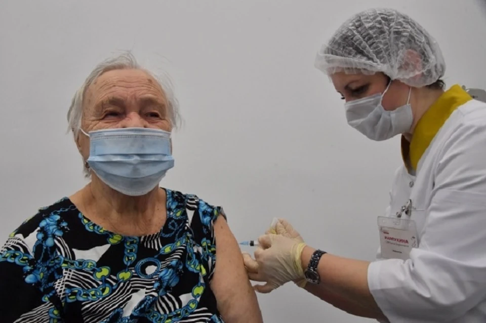 В Татарстане люди в возрасте старше 65 лет которые не были вакцинированы или не перенесли коронавирус за последние шесть месяцев, были отправлены на обязательную самоизоляцию.
