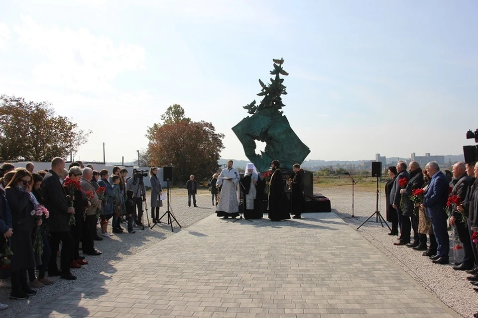 Монумент символизирует простреленную ученическую тетрадь. Фото: Администрация Керчи/Вконтакте