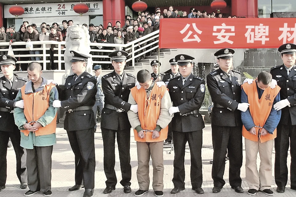 Публичных казней в КНР сейчас не практикуют. Но осужденных за различные преступления, в том числе за коррупцию, показывают народу на стадионах. Это фото сделано в г. Сиань. Через динамик зачитывают суровые приговоры, чтобы другим неповадно было. Фото: China Photos/Getty Images