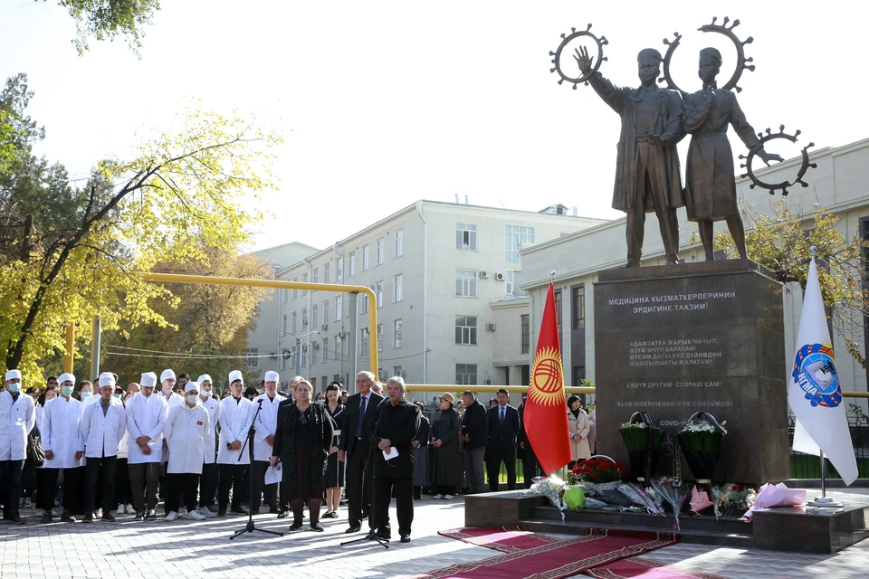 В Бишкеке открыли мемориал в память об умерших медиках.