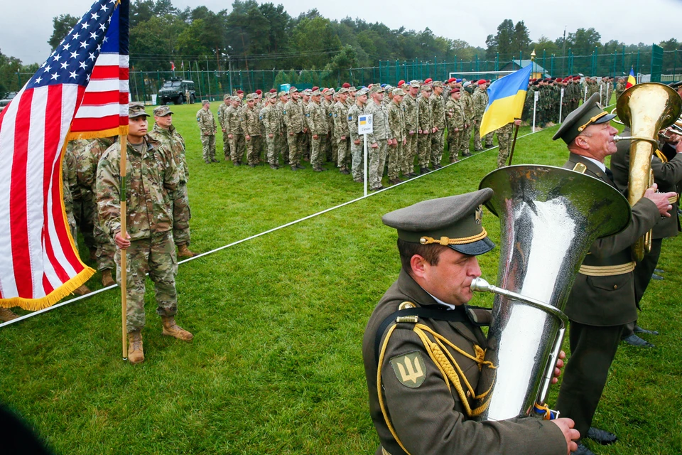 Флаг США пестрит во многих местах Украины, где дислоцируются американские военные объекты - разного рода «учебные центры» и «полигоны»