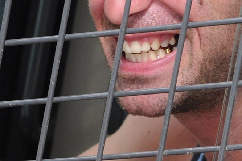Несмотря на оказанное сопротивление мужчину все равно доставили в отдел полиции.