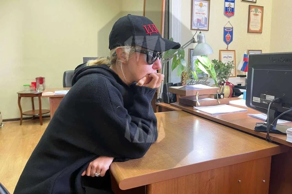 Ксения Собчак во время дачи показаний в отделе полиции Сочи. Видео: t.me/ostorozhno_novosti