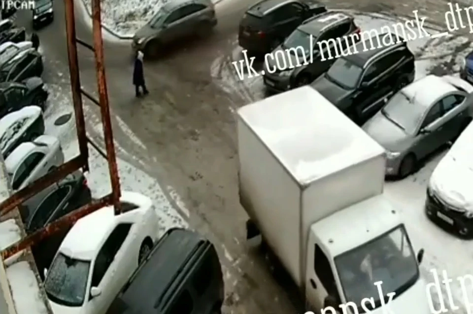 22 октября у дома №7 на улице Головко в Североморске под машину попала бабушка. Фото: Скриншот видео