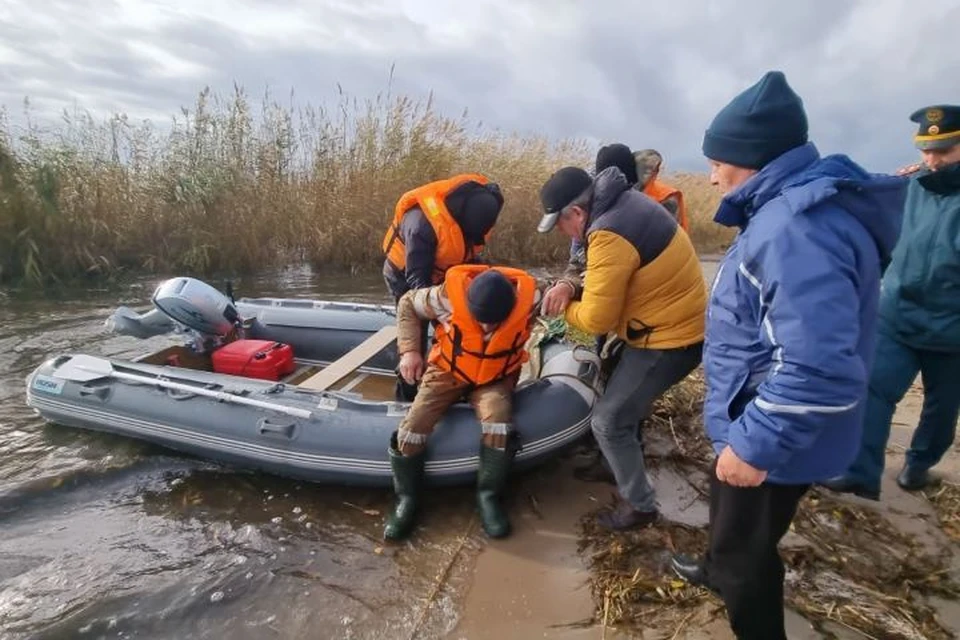 Замерзшего и голодного рыбака спасители доставили на берег.