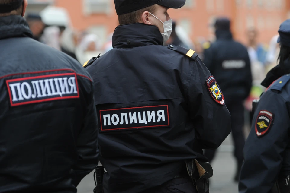 Мужчину, угрожавшего сотрудникам магазина пистолетом в Петербурге, задержали.